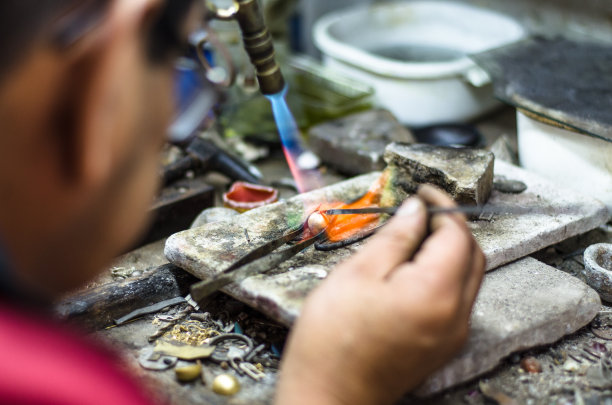 师傅焊锡首饰装饰。手和产品的图片近距离。图片下载