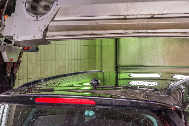 洗车箱内的汽车是用吹风机吹干的图片下载