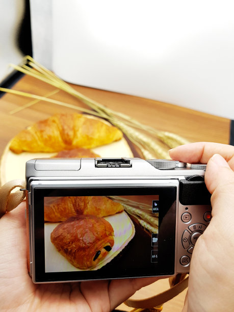 相机捕捉美味的糕点:巧克力羊角面包在乡村背景图片下载