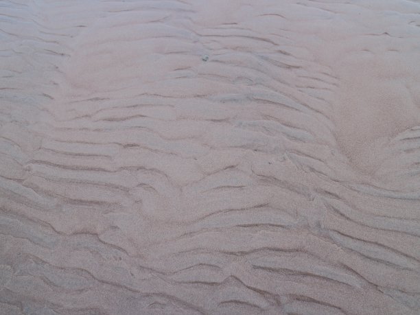 在沙滩上画出海浪的痕迹图片下载