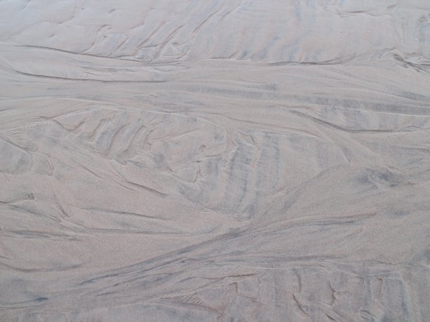 在沙滩上画出海浪的痕迹图片下载