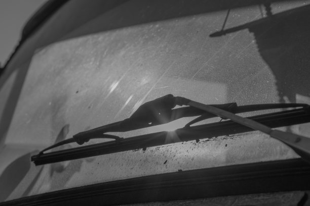 日落时布满灰尘的挡风玻璃呈黑色和白色图片下载
