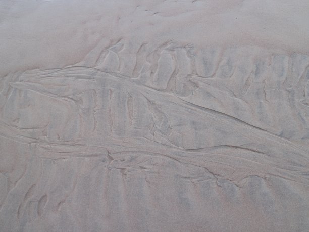 在沙滩上画出海浪的痕迹图片下载