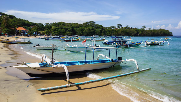巴厘岛海滩上的船只图片下载