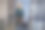 一个女人拿着行李站在走廊里图片下载