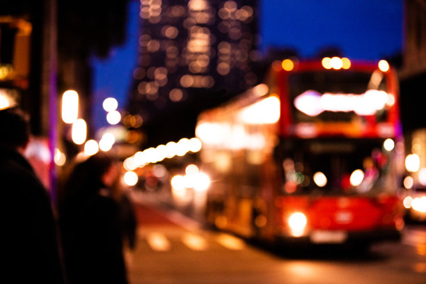 城市里模糊的灯光图片下载