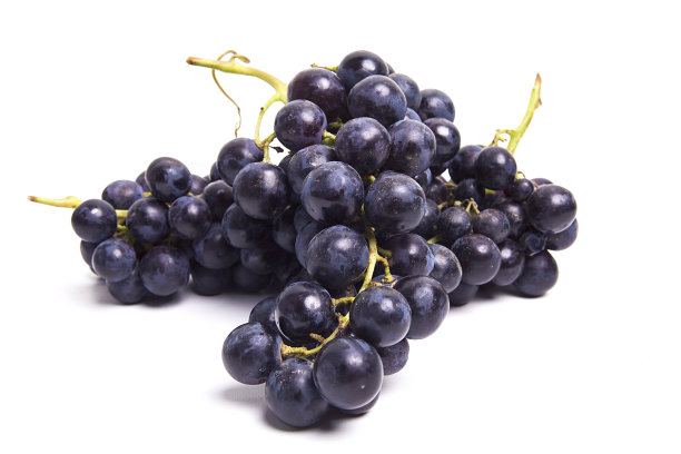 白色背景上的有机葡萄。图片下载