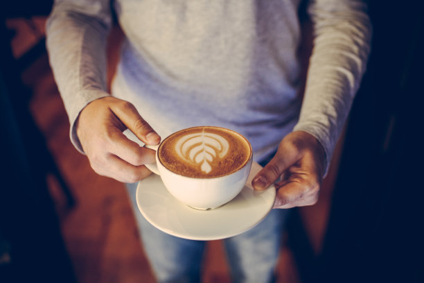 早晨喝咖啡图片下载