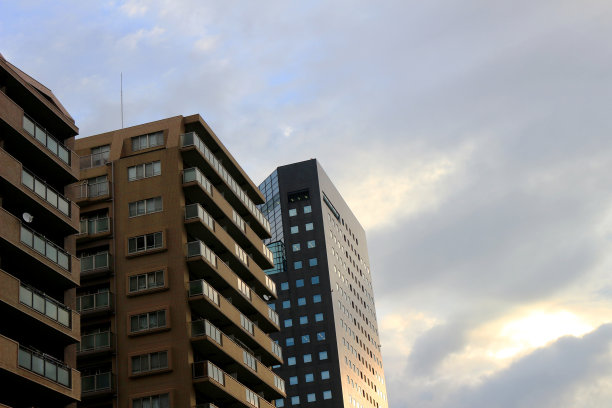 黄昏时分，街道两旁排列着公寓和办公楼图片下载