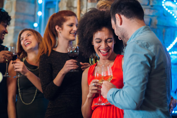 一对夫妇正在庆祝图片下载