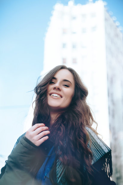 模特的时尚肖像。阳光明媚的生活方式照片。秋季时尚风格。图片下载