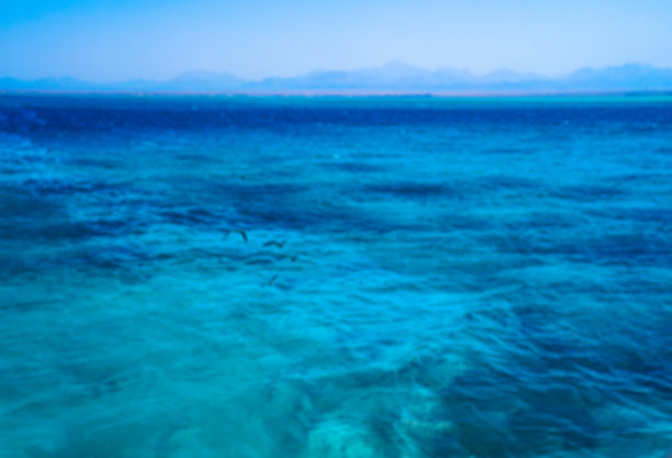 美丽的天空蓝色海面，荒凉的海洋主题背景旅游设计素材图片下载