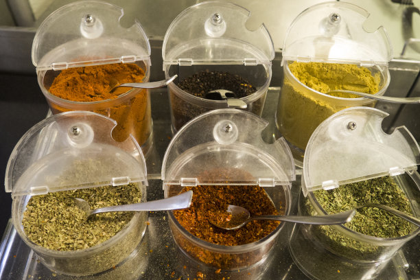 不同的香料在盒子里图片下载