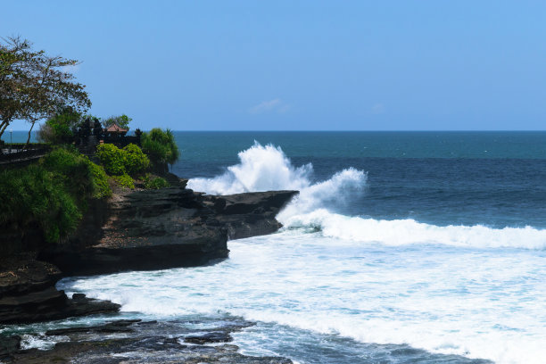 巨大的白色印度洋海浪溅向印度尼西亚巴厘岛的悬崖图片下载