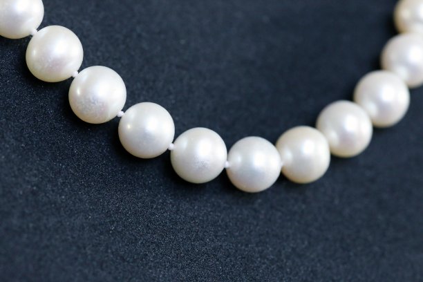 珍珠项链孤立在黑色图片下载