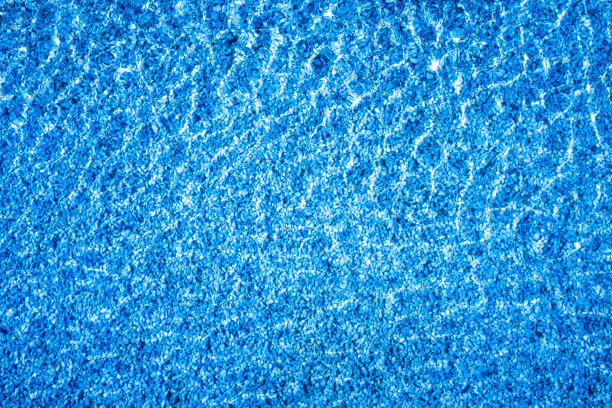 水漫过沙粒。图片下载