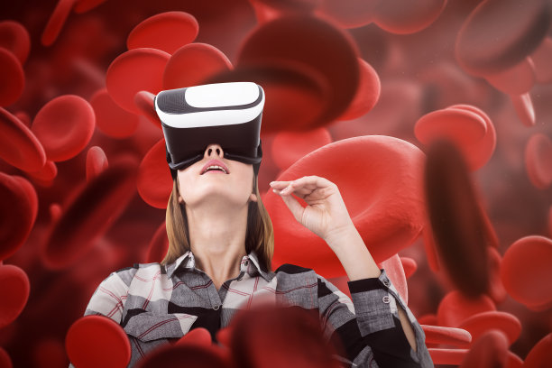 戴着VR眼镜的女人，红色的厄立特里亚背景图片下载