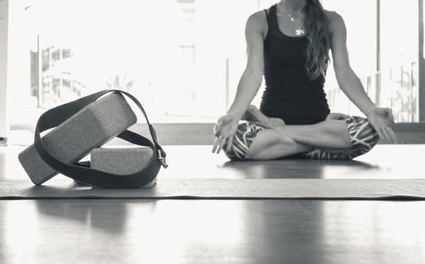 在瑜伽道具莲花身的女人图片下载