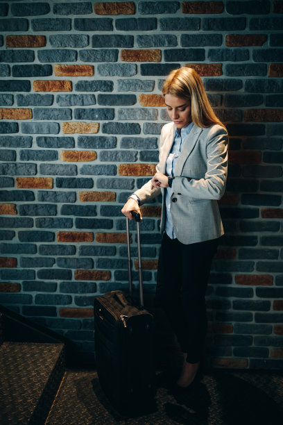 她是一个有经验的商务旅行者图片下载