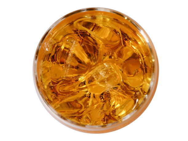 一杯加冰块的威士忌，白色背景上的俯视图图片下载