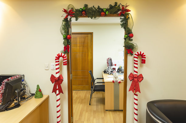 办公室用圣诞装饰的门框图片下载