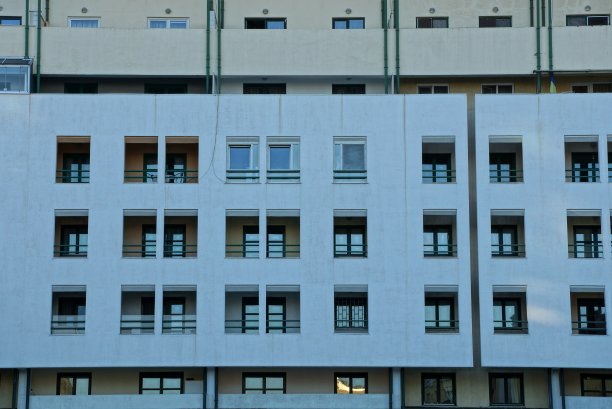 一座大房子的灰色混凝土墙上有许多窗户图片下载