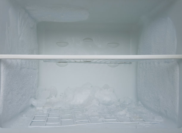 用冰块清空冰箱需要解冻。选择性聚焦，特写。图片下载