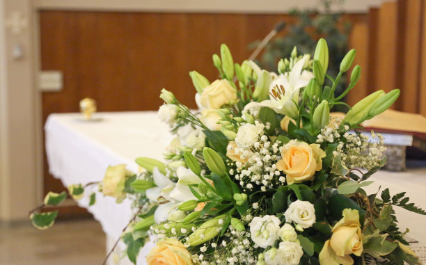 教堂顶上开着许多带玫瑰和水仙花的鲜花图片下载