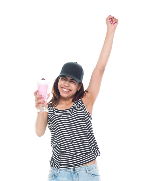 年轻的成年拉丁美洲妇女拿着奶昔图片下载