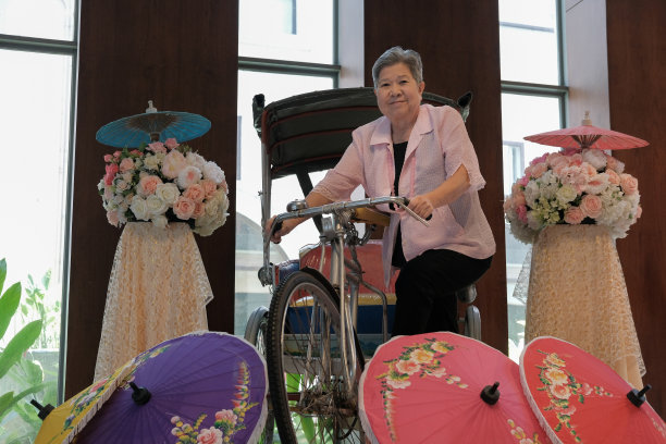 亚洲老年妇女与三轮车图片下载