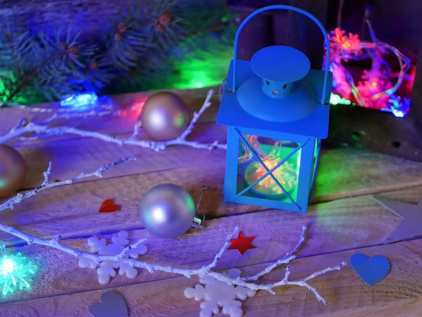 圣诞装饰的季节性组成，装饰灯笼与圣诞树照明在一个木制的纹理背景图片下载