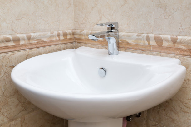 浴室里的水龙头图片下载