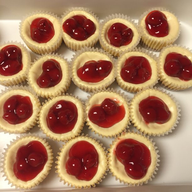 上面有樱桃的迷你芝士蛋糕图片下载