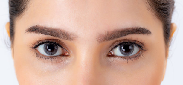 美丽的肖像年轻的亚洲女人与化妆孤立在白色的背景，特写女孩的脸和眼睛，嫩肤皱纹或手术，美丽的概念。图片下载