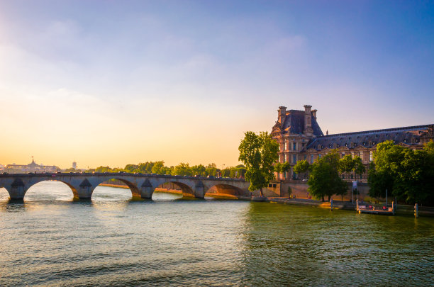 法国巴黎塞纳河附近的桥梁和建筑物图片下载