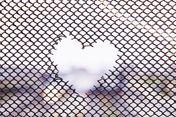 铁路桥和里面的心栅栏。2018年旅游照片。艺术铁的心。图片下载