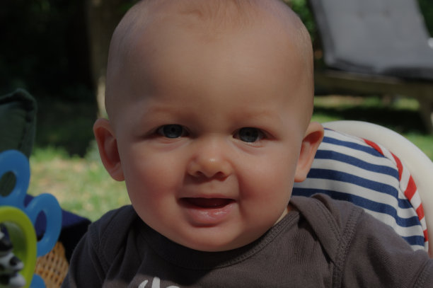 可爱的小男孩图片下载