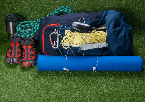 在绿色的草坪上，一套极限运动，爬到山顶图片下载