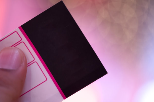 手持门票，以粉红色灯光为背景的特别活动图片下载