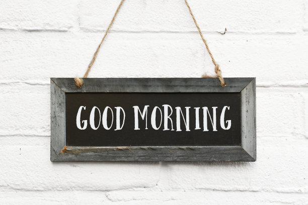 引用你好早上好文字上挂的黑板与木框架积极的引用图片下载