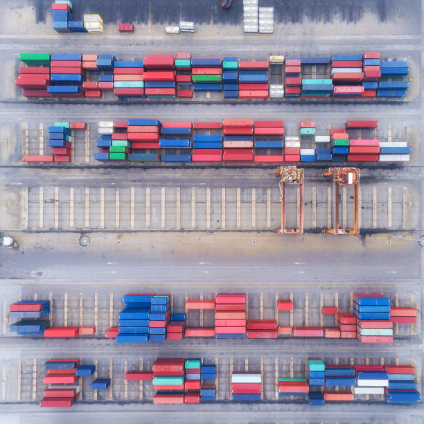 鸟瞰图集装箱船海港和工作起重机桥为装载集装箱的进出口或运输的概念背景。图片下载