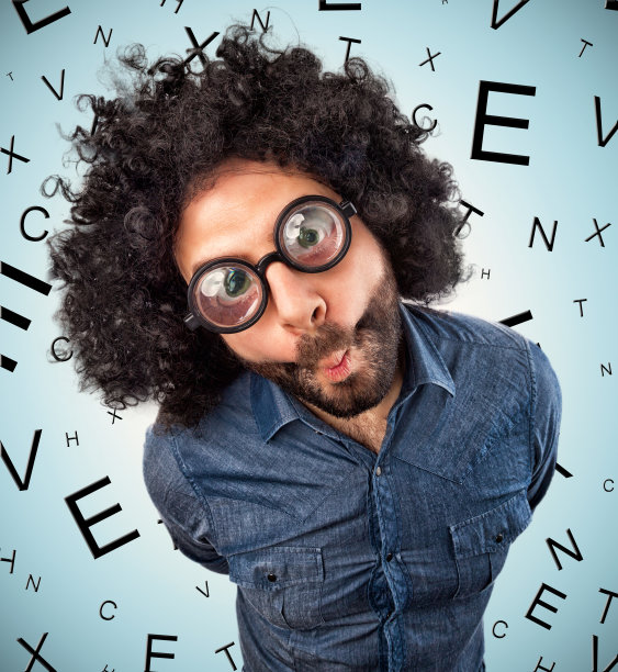 戴厚眼镜的男人图片下载