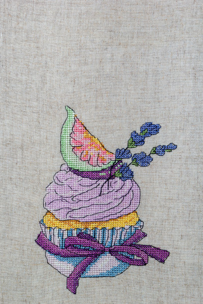 灰色织物上绣有无花果的薰衣草蛋糕。图片下载