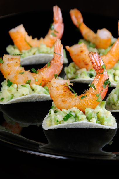 牛油果馅的薯片和香草炸虾。图片下载
