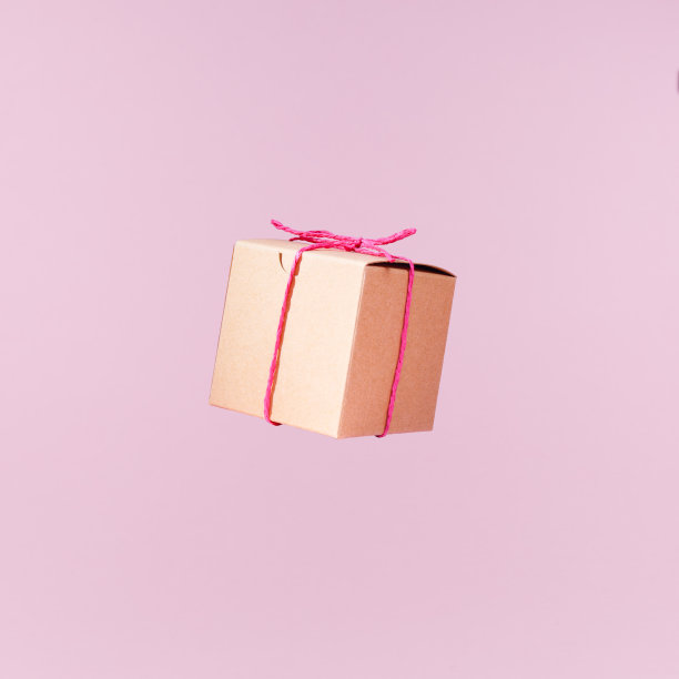 无懈可陈的工艺纸盒图案在纯粉色的背景上。节日和礼物的概念。波普艺术slyle图片下载