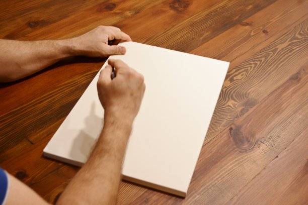 在木桌上做笔记图片下载