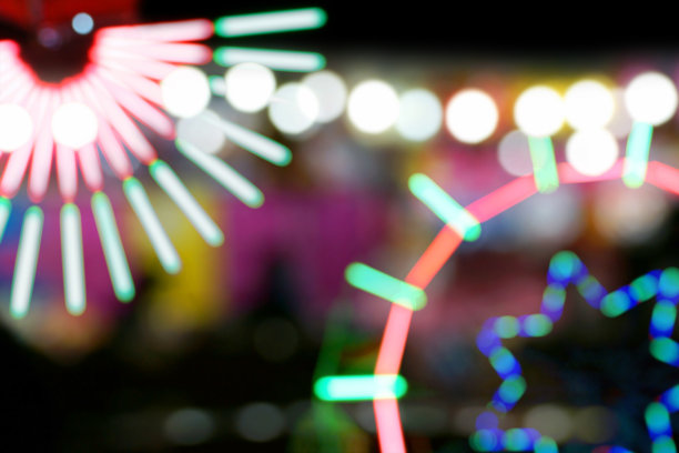 在游乐园人们的模糊和散焦图像图片下载