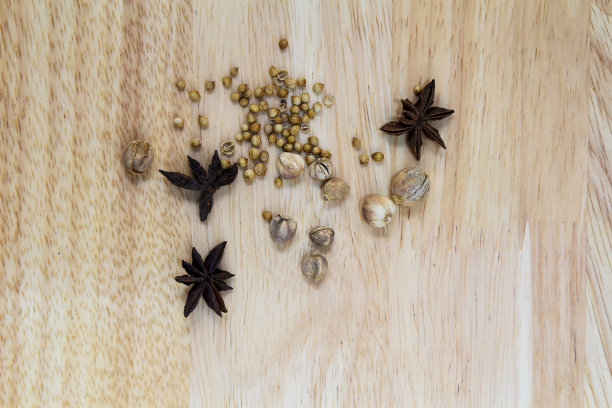 木桌上的八角茴香和香料俯视图图片下载
