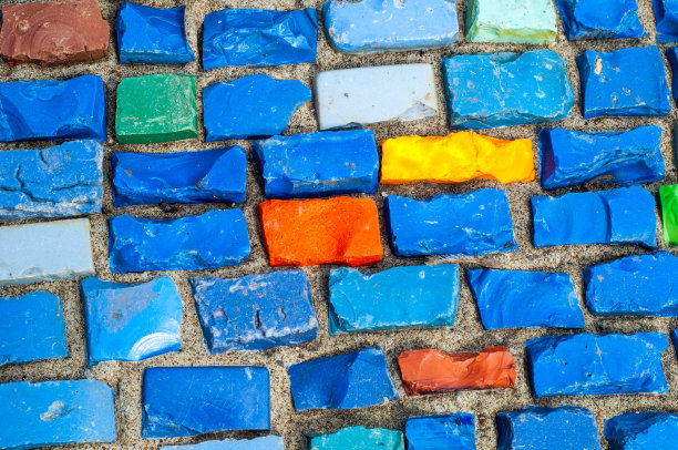 质地、背景、模式。多色马赛克石头的特写照片。结构设计装饰。游泳池墙面和地板的整理图片下载