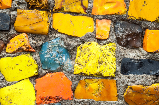 质地、背景、模式。多色马赛克石头的特写照片。结构设计装饰。游泳池墙面和地板的整理图片下载